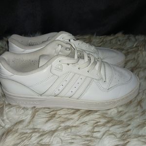 Men's Adidas Rivalry size 9.5